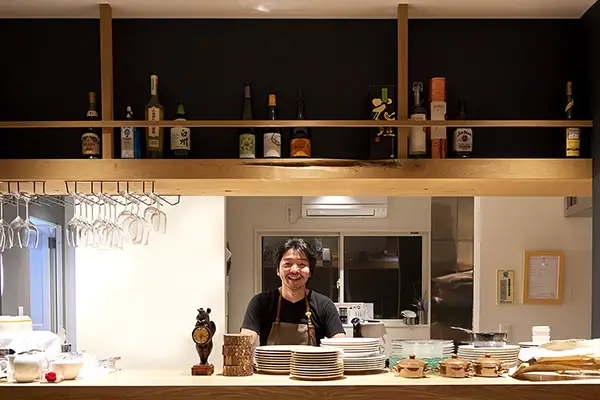 >bistro×bar ONDEの店内と店主の写真