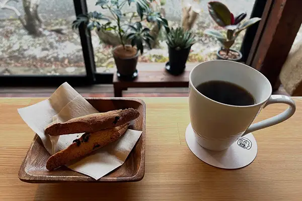 a*mazeCoffeeHouseのコーヒーとビスコッティの写真