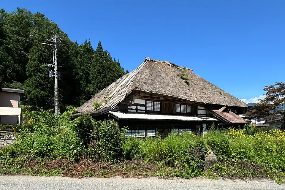 Hakuba 01の廃屋の正面の写真