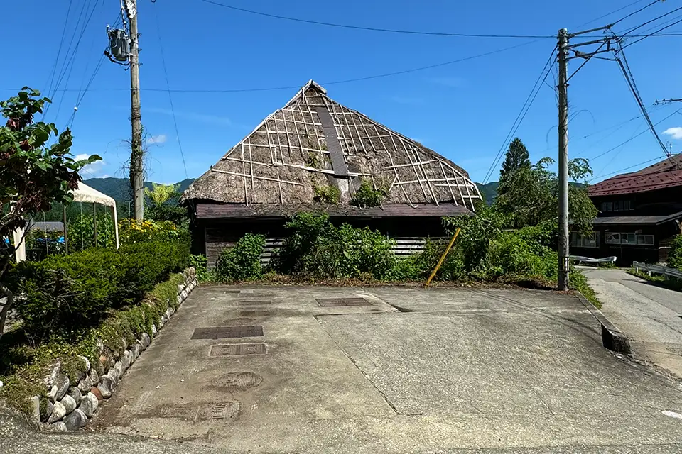 Hakuba 01の廃屋の側面(西側)の写真
