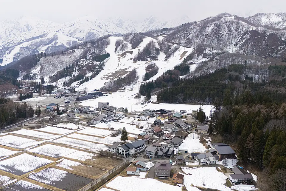 Hakuba 01の上空からの敷地周辺〜白馬岩岳マウンテンリゾートの冬の写真