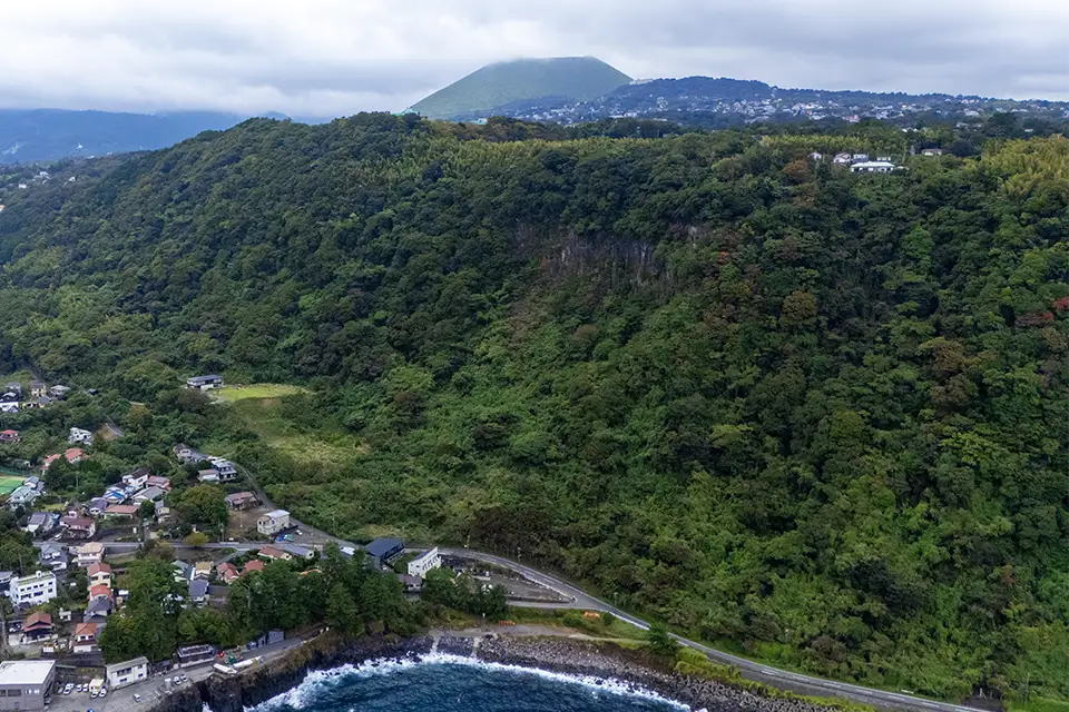 Ito 01の海上から山側（奥に大室山）を望む写真