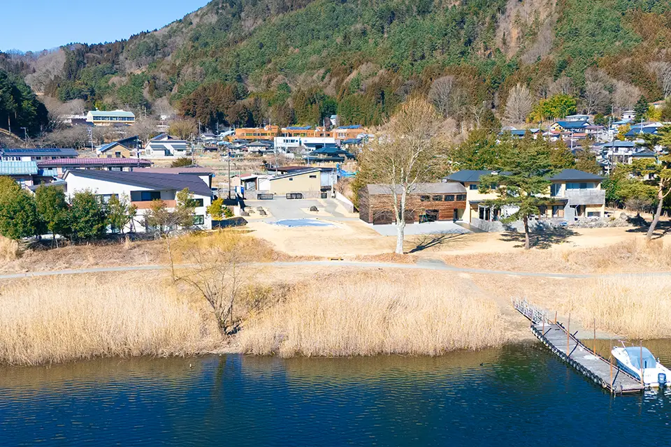 湖上からKawaguchiko 01の湖上から2棟と、付属のモーターボートと桟橋を望む写真