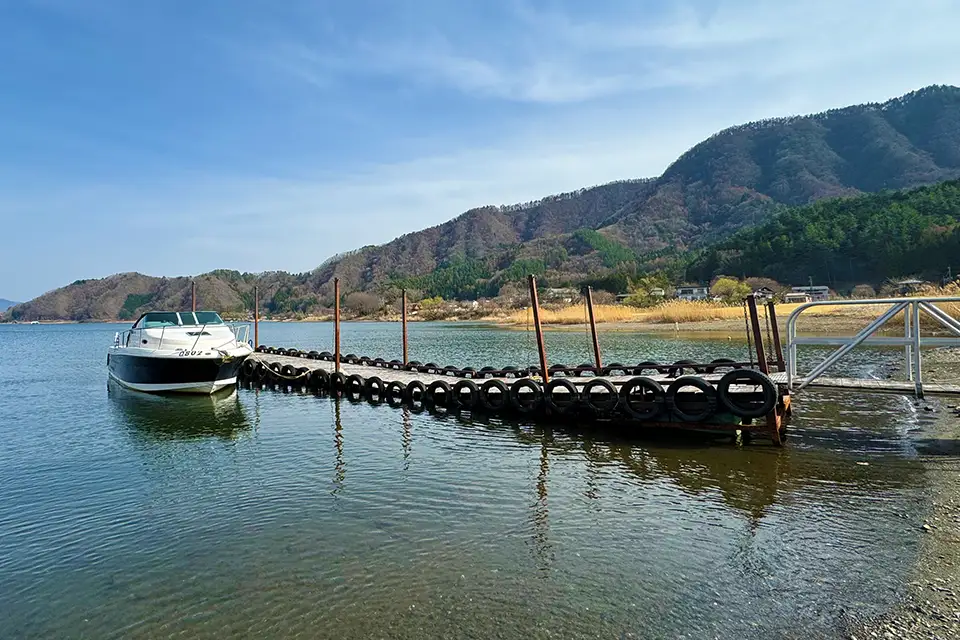 Kawaguchiko 01に付属のモーターボートと桟橋の写真
