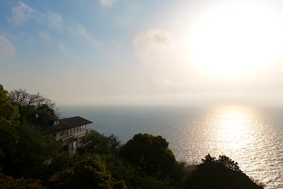Numazu 01の敷地から海と夕陽を臨む写真
