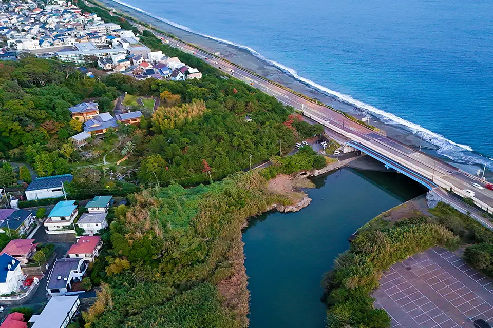 Oiso 01の敷地を西側から（奥：旧吉田茂邸）の写真