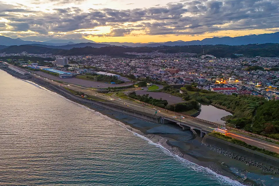 Oiso 01の敷地を東側から（奥：大磯ロングビーチ）の写真