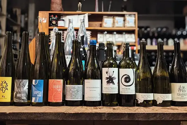 鈴木屋酒店の店内とワインの写真